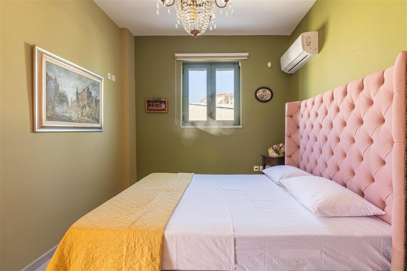 Nymph Of The Sun By The Rethymno Apartamento